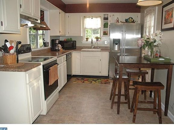 2nd image of 6 Knoll Ct
