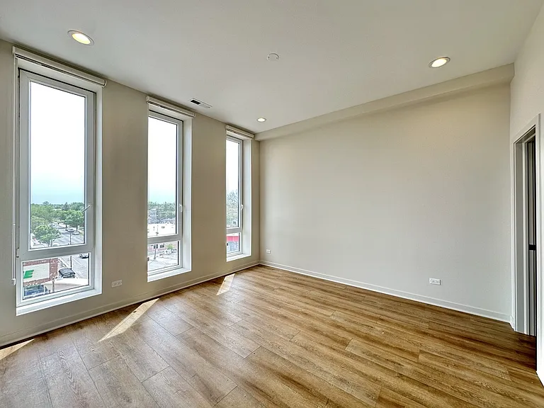 3207 N Narragansett Ave #604 — Photo 12