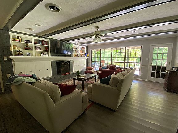 Living area w/natural light
