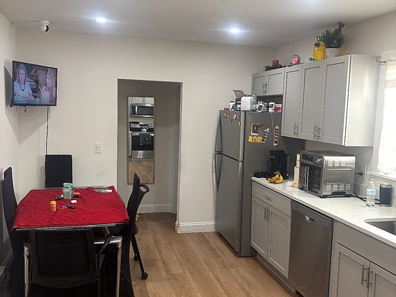 5th image of 528 Ferry St Floor 1