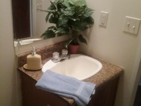 CLEAN 2ND BATHROOM W/TUB SHOWER