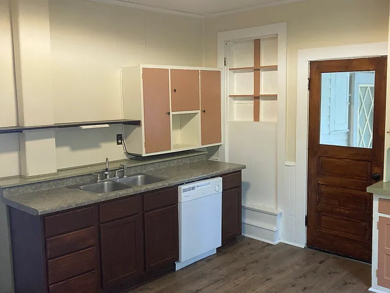 1221 Summit St — Photo 5
