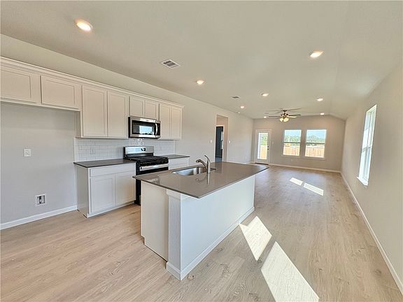4th image of 828 Coffee Mill Ln