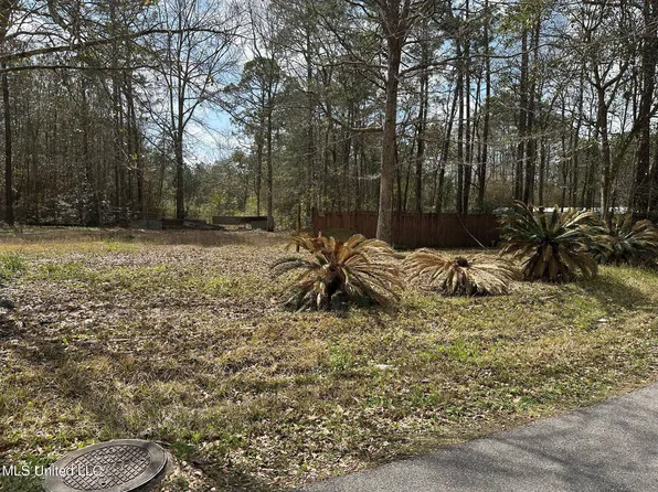 7737 Narcissus Dr, Gautier, MS 39553