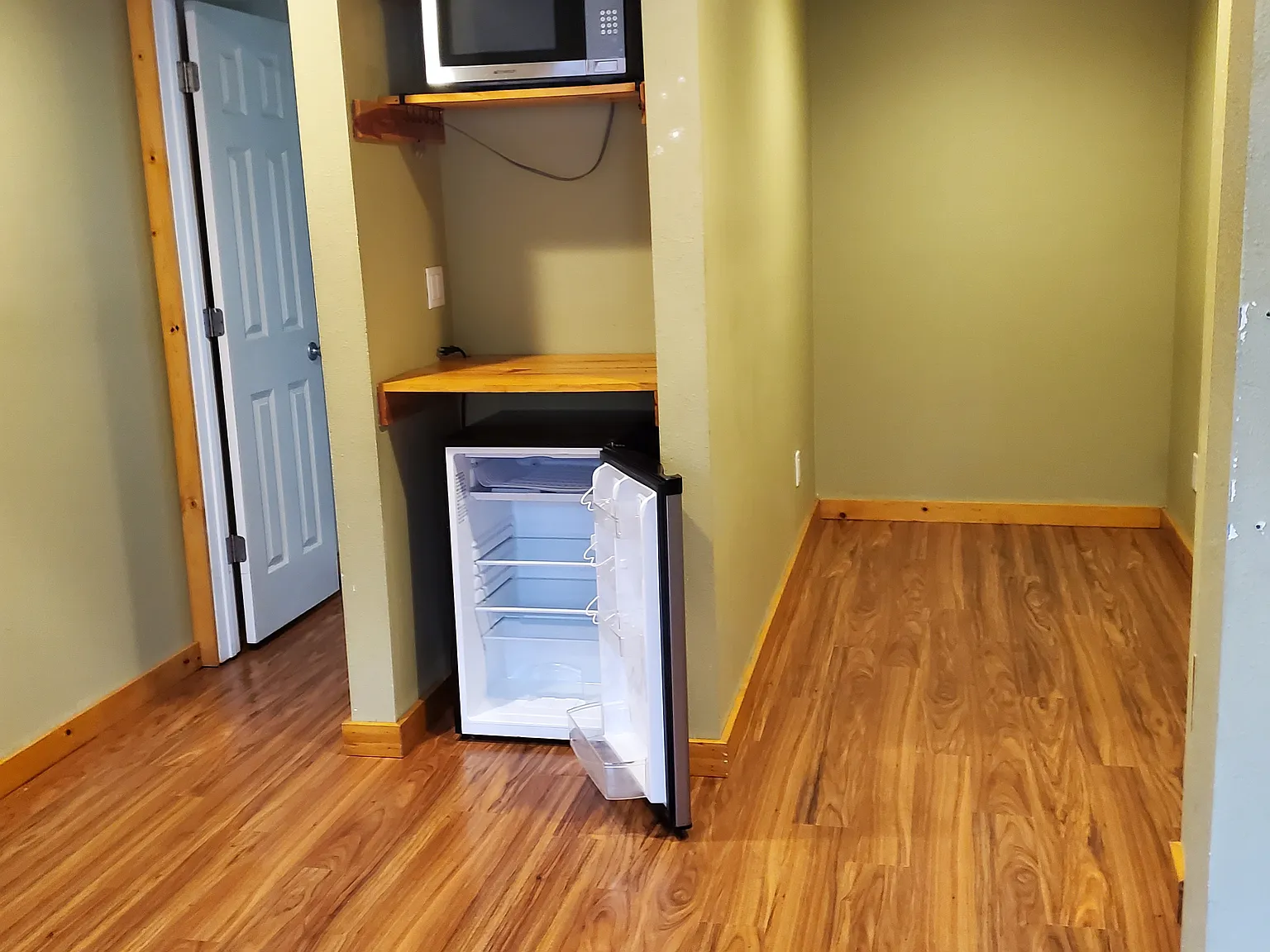 Studio, 420 sqft, $1,025 — Photo 2