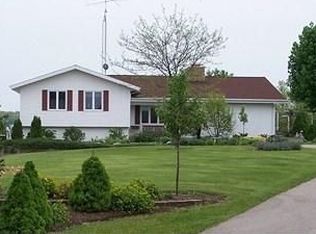 W1589 Hunters Ln, Helenville, WI 53137