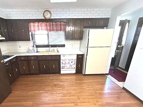 5th image of 10144 Charles Ave