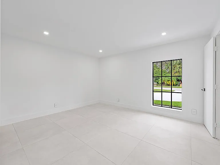 391 W Riverside Dr — Photo 46