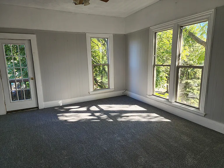 719 Fairview Ave NE — Photo 4