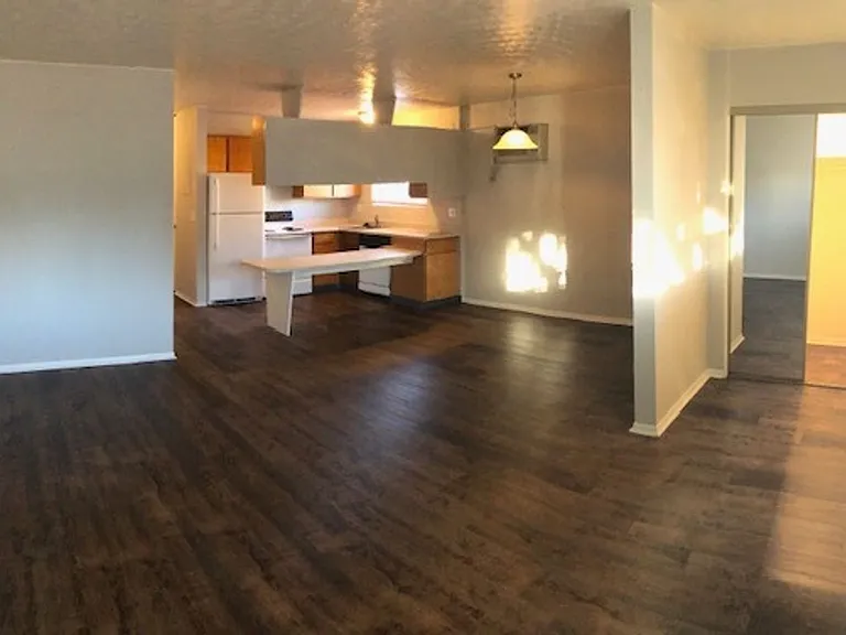 593 W Crestline Ave — Photo 2