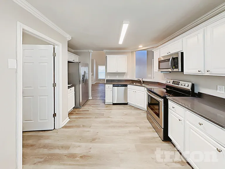 905 Amersham Ln — Photo 7