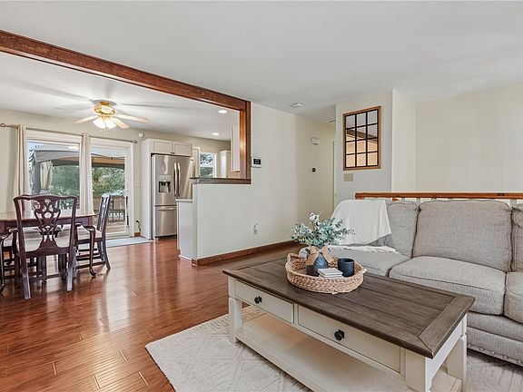 4th image of 576 Joan St