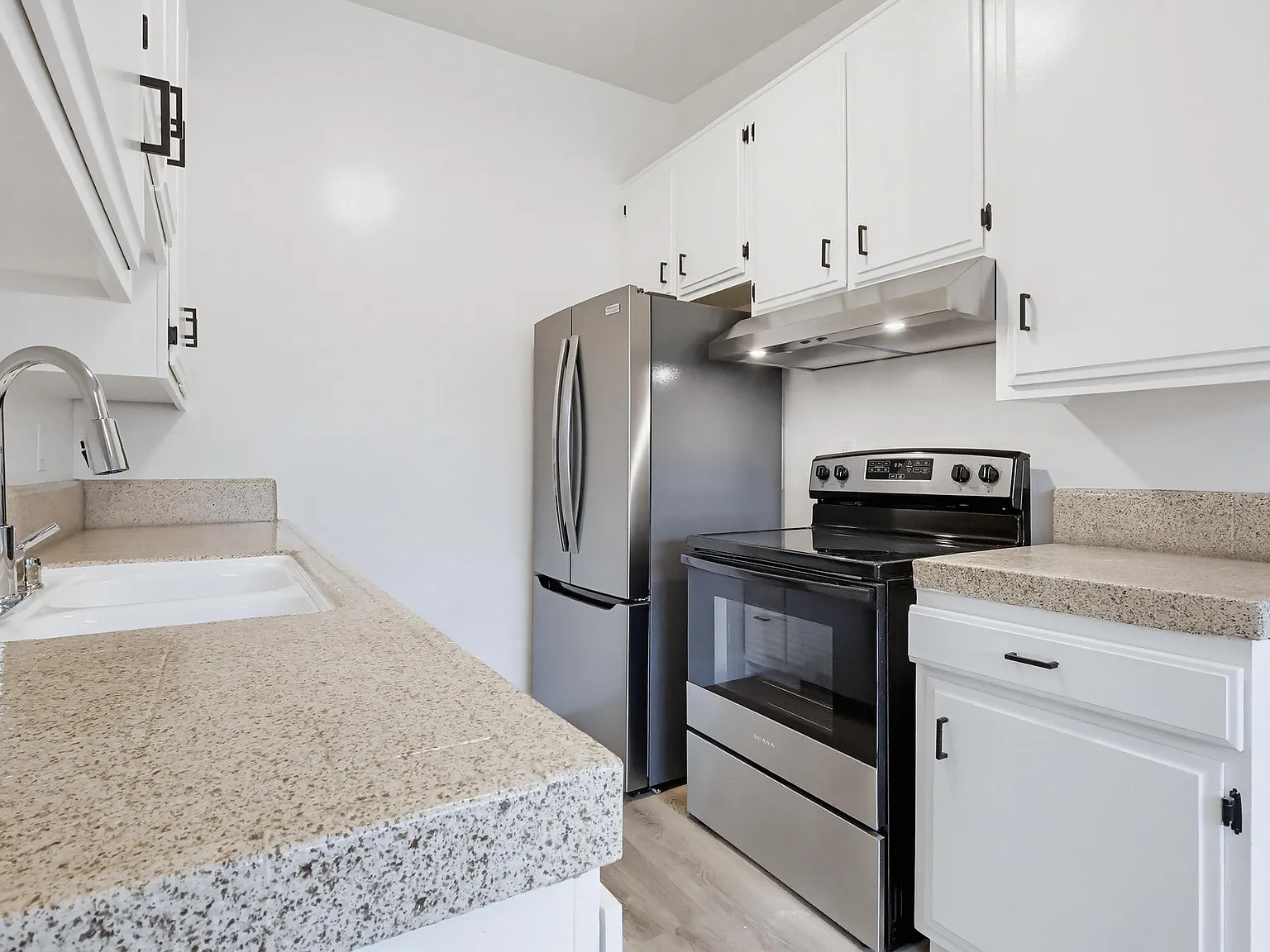 333 W Queen St — Photo 3