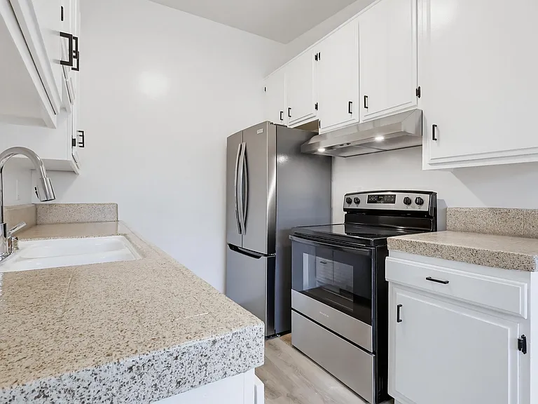 333 W Queen St — Photo 4