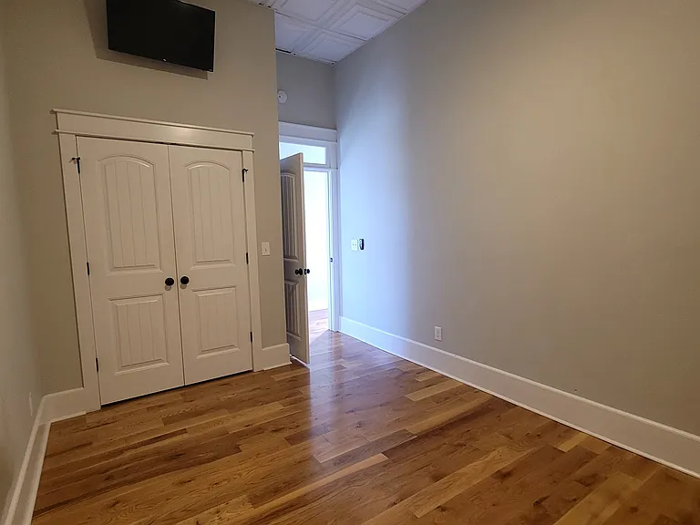 109 E Madison St — Photo 5
