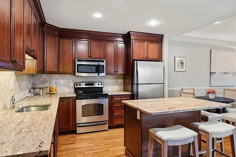 1 bed, 1.0 bath, 837 sqft, $1,970 — Photo 2