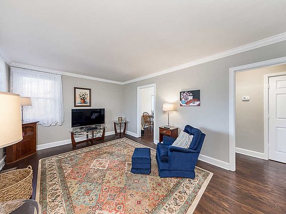 4th image of 216 E Meadow Cir