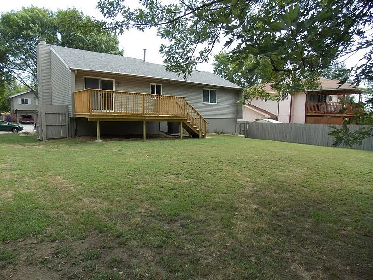 9804 S 23rd St — Photo 20