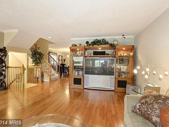 3rd image of 10137 Vanderbilt Cir