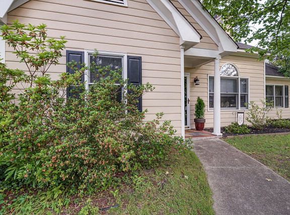 3rd image of 1021 Southbriar Dr
