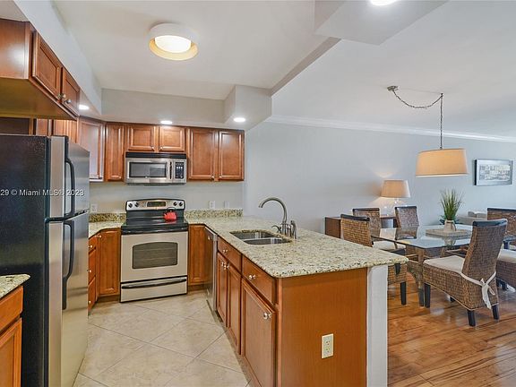 4th image of 19390 Collins Ave APT 1127