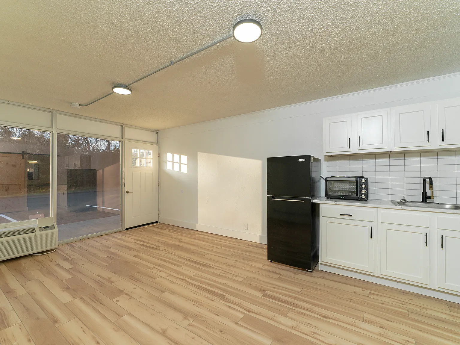 Studio, 300 sqft, $700 — Photo 2