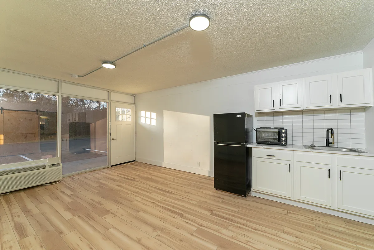 Building Photo - 2071 W Elm St #A