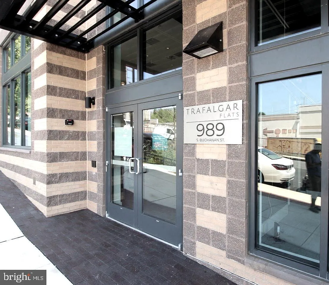 1 bed, 1.0 bath, 727 sqft, $1,950 — Photo 2