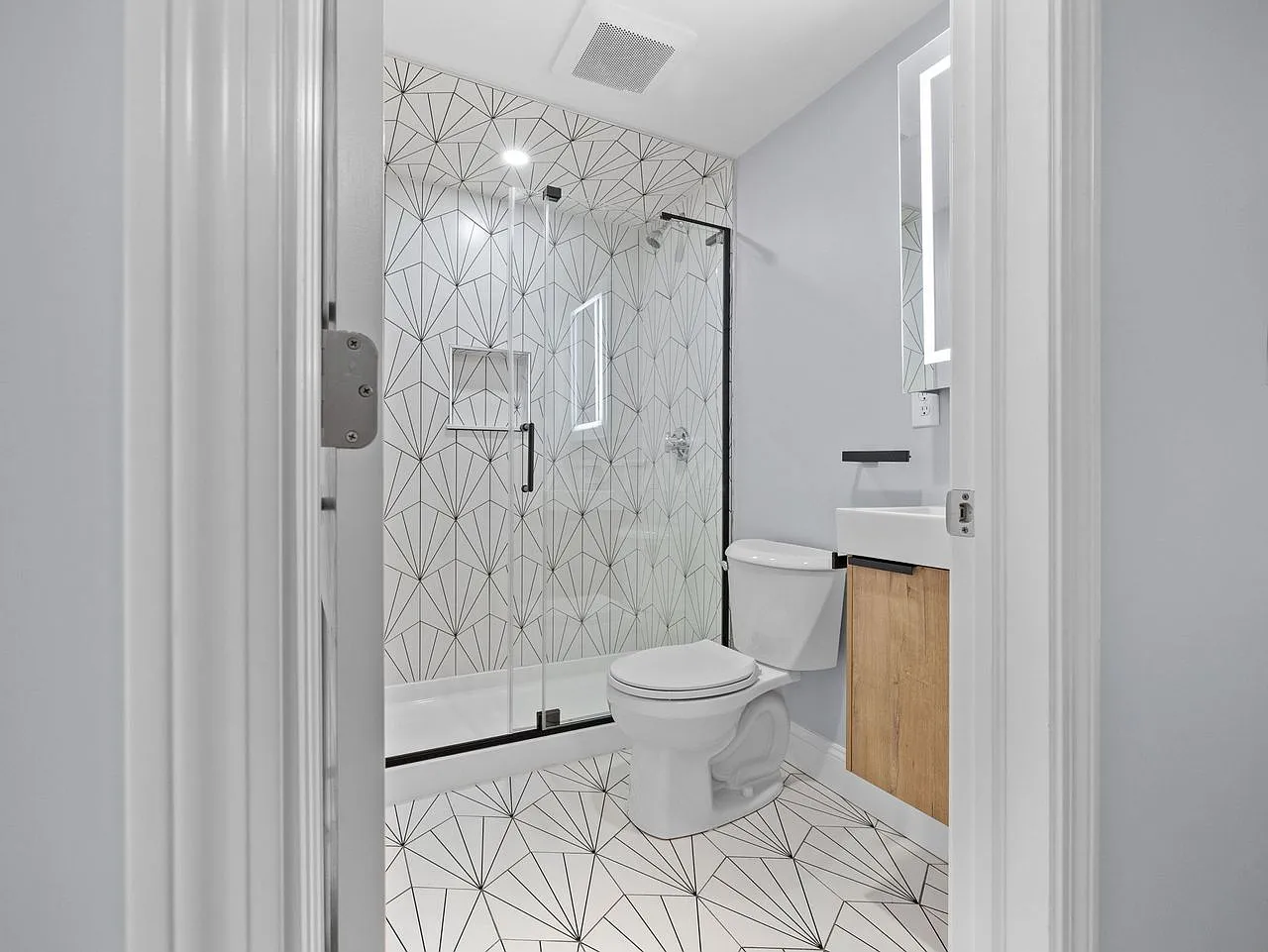 Medford Square / Medford Hillside area, 5 bedroom, 2 — Photo 1