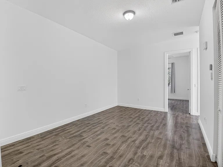 2515 Venetian Ct — Photo 16