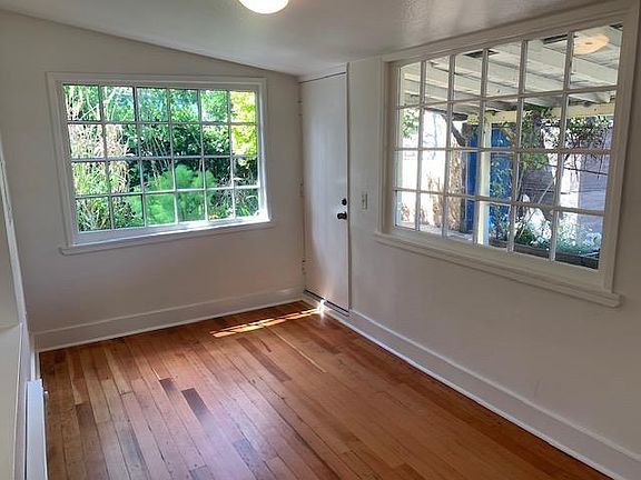 4th image of 3105 Fairview Ave E #B