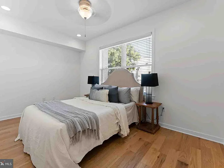2516 Grays Ferry Ave — Photo 3