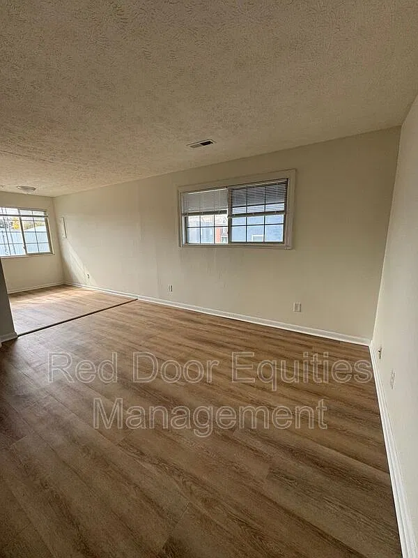 2 bed, 1.0 bath, $1,150 — Photo 2
