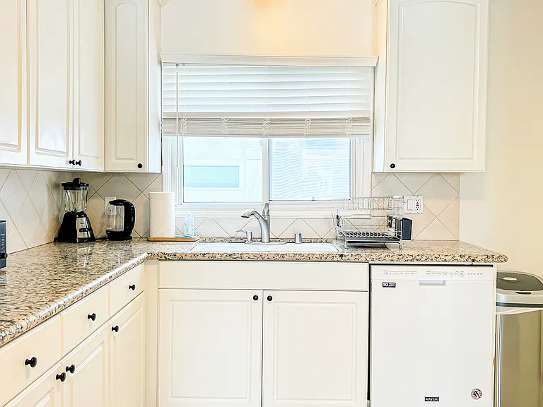 1169 Amherst Ave #3 — Photo 22