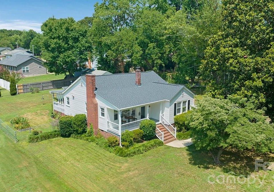 1st image of 810 Ashwood St