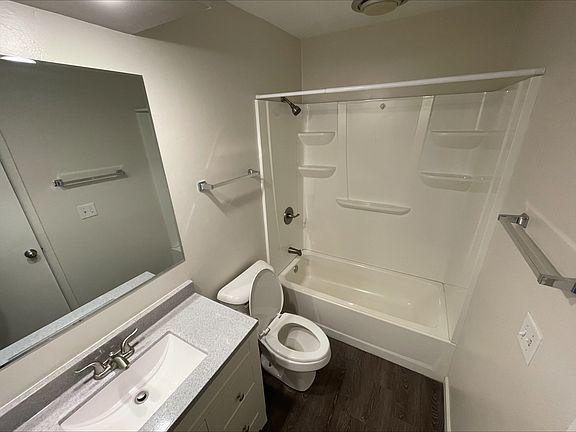 4th image of 101 Surrey Ct #1