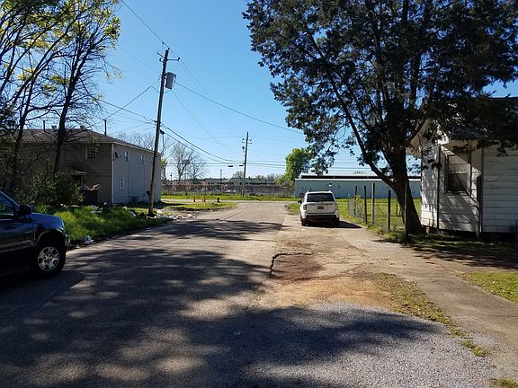Exterior Neighborhood (street photo)