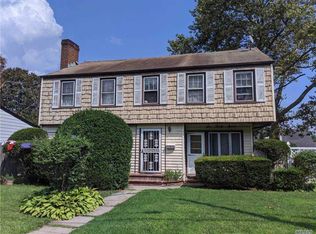 637 Meadowbrook Rd, Uniondale, NY 11553