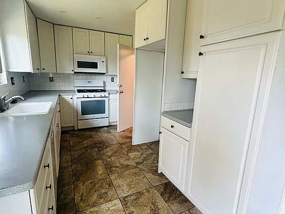 4th image of 504 Lilac Ln