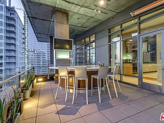 2nd image of 1100 S Hope St #201