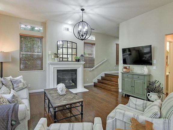 4th image of 213 Azevedo Cir