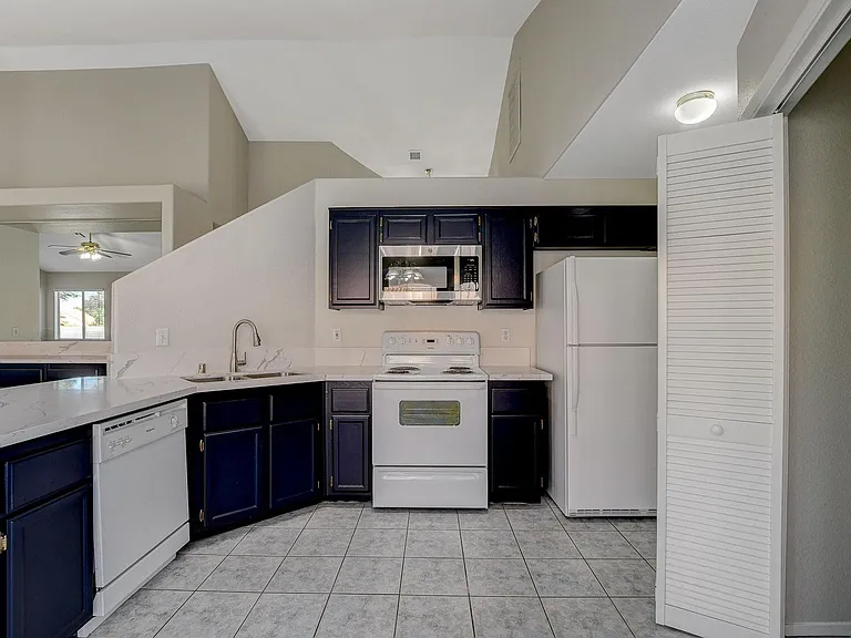 272 Spring Hills Ln — Photo 5