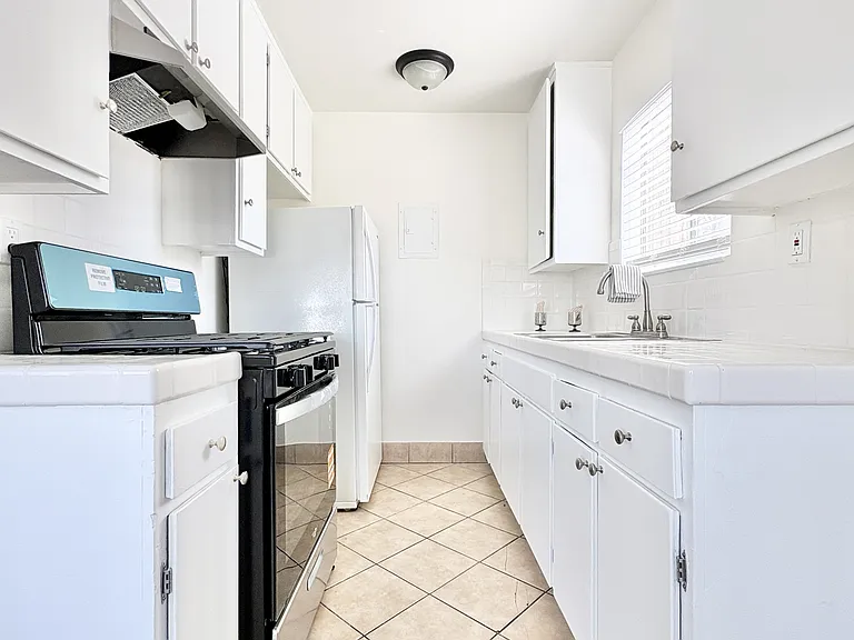 1226 E 7th St #1 — Photo 5