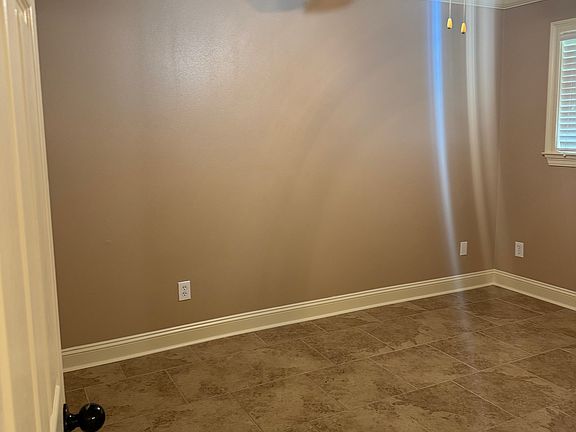 4th image of 300 E Josephine St