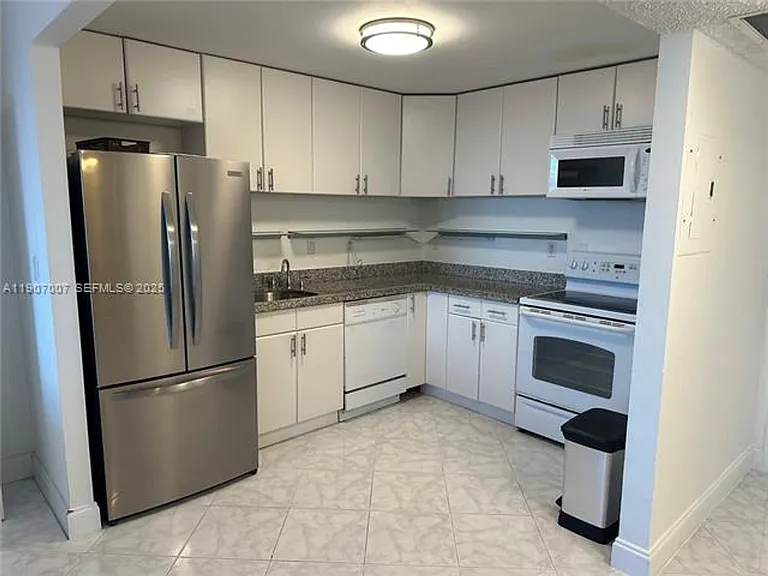 2301 Collins Avenue Cu #737 — Photo 3