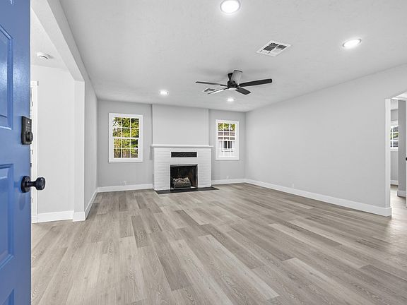 4th image of 2745 Oak St