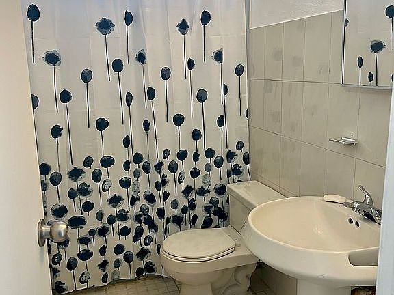 Main bathroom (1 of 2)