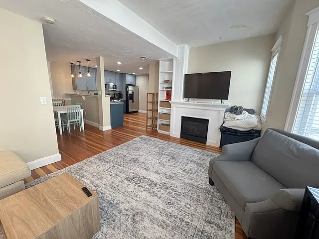 211 W 8th St #2 — Photo 4