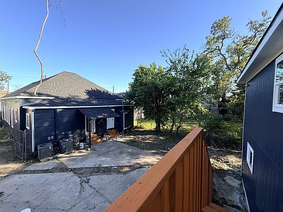 4th image of 2209 Gano St
