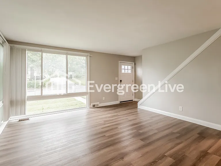 8201 Oakleigh Rd — Photo 3